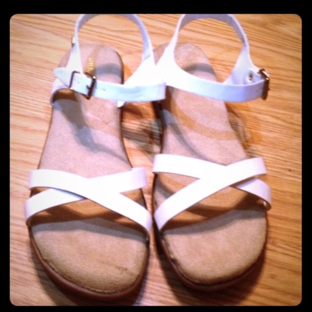 G.H. Bass classic white sandals 👡